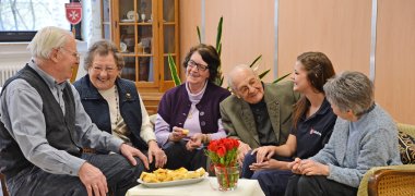 Demenziell veränderte Senioren kommen im Café Malta unter Leute und werden von ehrenamtlichen Maltesern betreut.