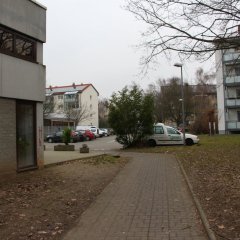 Durchgang zwischen dem Parkplatz der Quartiersmensa Q+H und der Heinrich-Heine-Straße