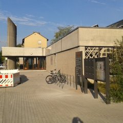 Neu gestalteter Eingangsbereich der Kirche St. Hedwig