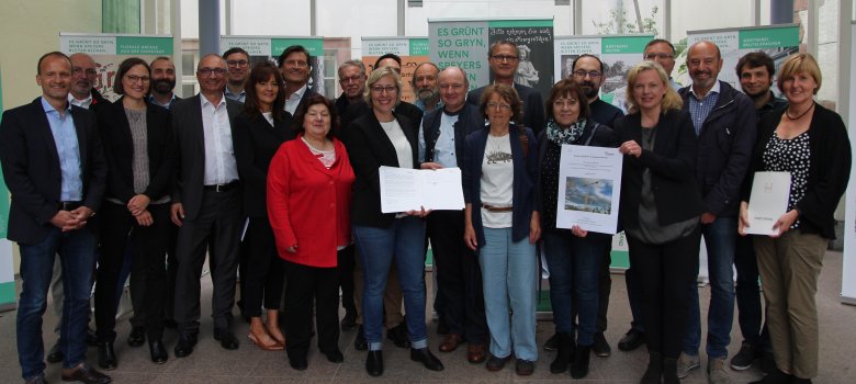 Gruppenfoto mit dem frisch unterzeichneten Bündnispapier