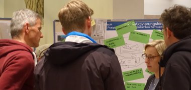 OB Stefanie Seiler hört sich die Anregungen der Bürger*innen zur Umgestaltung des Postplatzes an. 