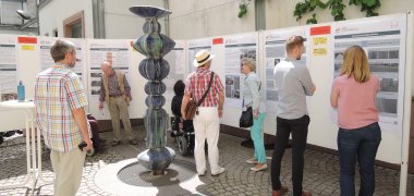 Interessierte Bürgerinnen und Bürger informieren sich über das Projekt