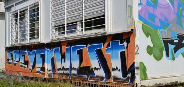 Schriftzug „SpeyerWest“ als Arbeit aus einem Graffiti-workshop am Jugendcafé