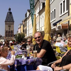 Blick von einem Eiscafe auf das Altpörtel