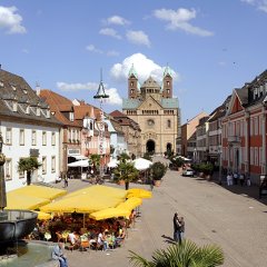 Blick von der alten Münze auf die Maximilianstraße und den Kaiserdom