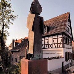 Sonnenbrücke mit Nikolaus-Skulptur von Wolf Spitzer