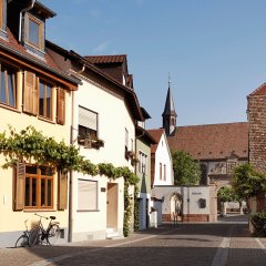 Sonnengasse mit Blick auf das Kloster St. Magdalena