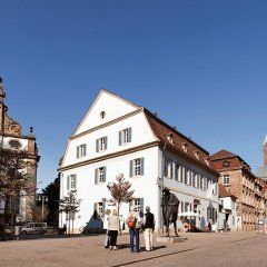 Die Maximilianstraße zwischen Dreifaltigkeitskirche und Kaiserdom