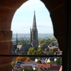 Blick von der Aussichtsplattform des Kaiserdomes auf die Gedächtniskirche