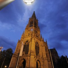 Die Gedächtniskirche aus der Froschperspektive