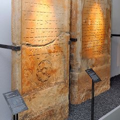 Mittelalterliche, Jüdische Grabsteine im Museum "SchPIRA"