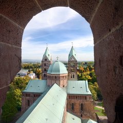 Blick von der Aussichtsplattform des Sued/West Turms im Speyerer Dom ueber das Langschiff zu den Osttuermen und den Rhein