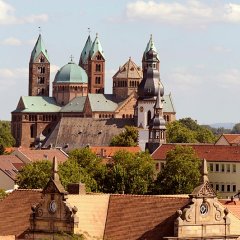 Speyerer Kaiserdom, davor das Amtsgericht, der Turm der Heiliggeistkirche, der Laeutturm der Dreifaltigkeitskirche