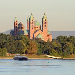 Kaiserdom, davor der Rhein