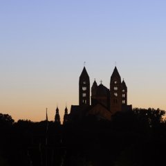Silhouette des Kaiserdoms im Abendlicht
