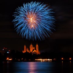 Feuerwerk vor dem Kaiserdom