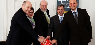  Drücken des roten Knopfes zum Start der WLAN-Hotspots von Kabel Deutschland in Speyer (v. li. n. re.): Alexander Braun, Vorstand Gemeinnützige Baugenossenschaft Speyer eG, Monika Weinschütz, Geschäftsführerin Hausverwaltung Weinschütz-Treuhand GmbH Speyer, Alfred Böhmer, Geschäftsführer GEWO Wohnen GmbH Speyer, Hansjörg Eger, ehemaliger Oberbürgermeister von Speyer, und Oliver Pietsch, Leiter Vertrieb Großkunden/Wohnungswirtschaft bei Kabel Deutschland in der Region Rheinland-Pfalz/Saarland