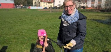 Fundobjekt Scheibenwischer, die ehemalige Beigeordnete Stefanie Seiler mit Kind der Kita Cité de France Fundobjekt Scheibenwischer, die ehemalige Beigeordnete Stefanie Seiler mit Kind der Kita Cité de France