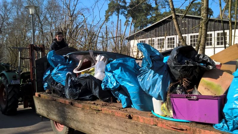 Müllbeladener Anhänger