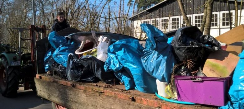 Müllbeladener Anhänger