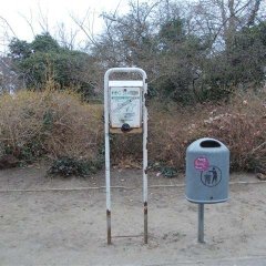 Alter Müllkorb und Dogstation am Feuerbachpark