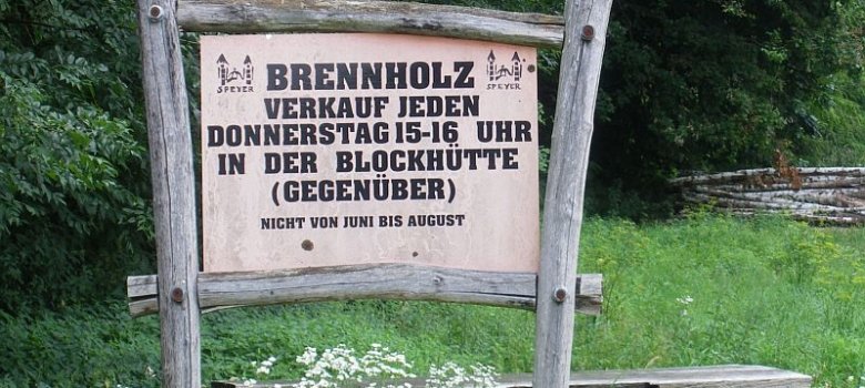 Hinweisschild am Holzlagerplatz, Iggelheimer Straße