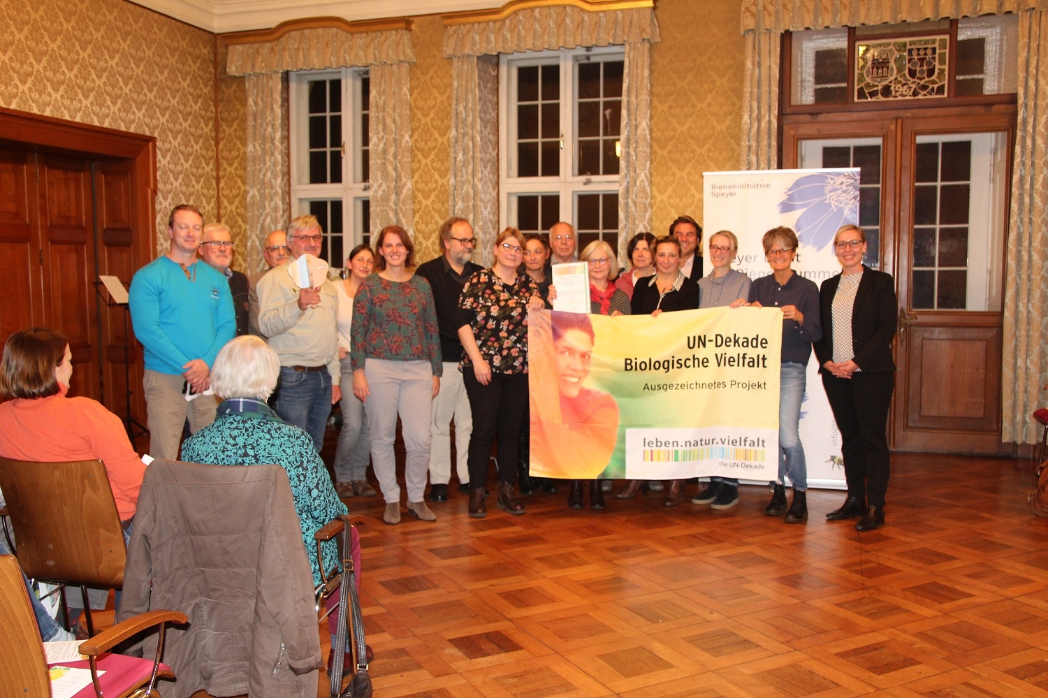 Auszeichnung der Bienenintiative durch Oberbürgermeisterin Stefanie Seiler Auszeichnung der Bienenintiative durch Oberbürgermeisterin Stefanie Seiler