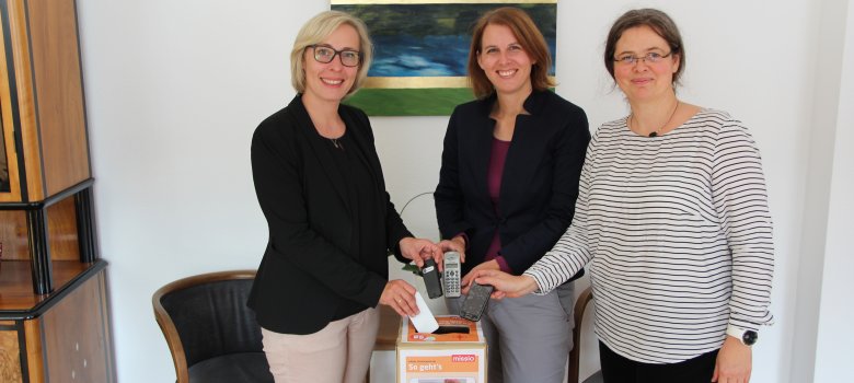 Oberbürgermeisterin Stefanie Seiler, Nachhaltigkeitsmanagerin Sandra Gehrlein und Birgit Walther vom Bürgerbüro stellen die Handy-Sammelbox vor.