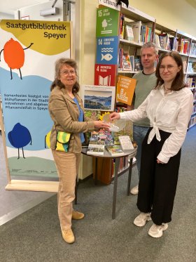 Auslosung Gewinner in der Stadtbibliothek