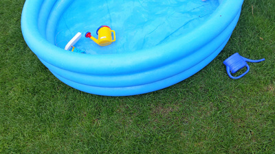Bild eines blauen Pools/Planschbeckens auf einer Rasenfläche