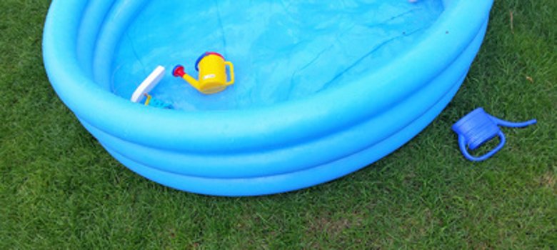 Bild eines blauen Pools/Planschbeckens auf einer Rasenfläche