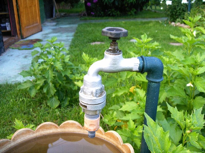 Wasserhahn eines Gartenbrunnens