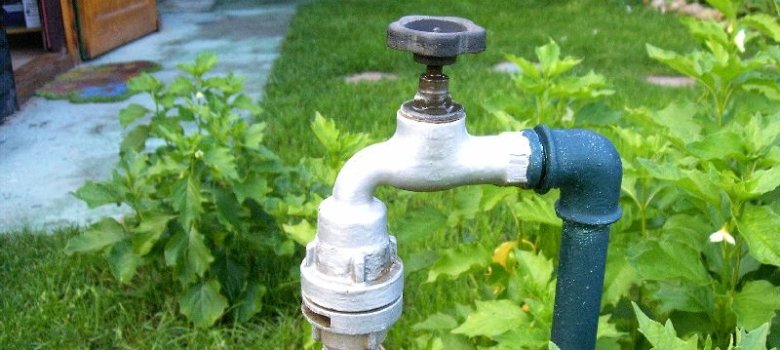 Wasserhahn eines Gartenbrunnens