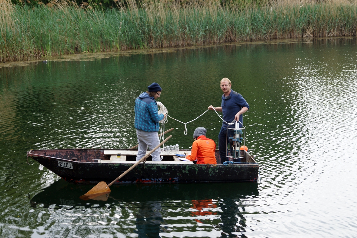 Wissenschaftler auf Boot bei den Probenahmen am Russenweiher Wissenschaftler auf Boot bei den Probenahmen am Russenweiher
