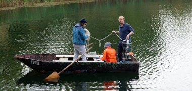 Wissenschaftler auf Boot bei den Probenahmen am Russenweiher