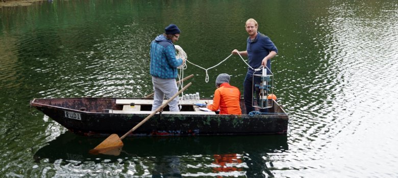 Wissenschaftler auf Boot bei den Probenahmen am Russenweiher
