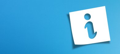 Note paper and information sign with copy space on panoramic blu